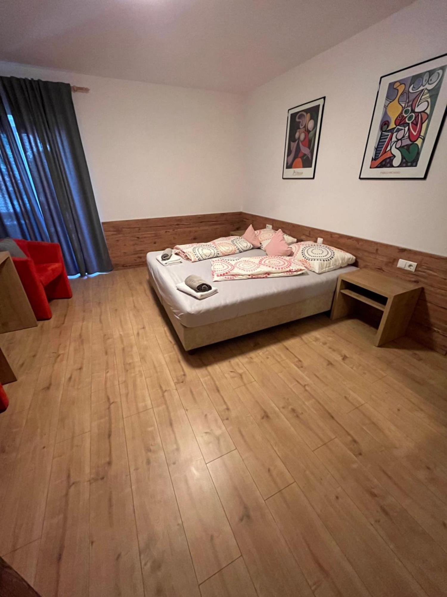 Hotel Krone Morter Bagian luar foto